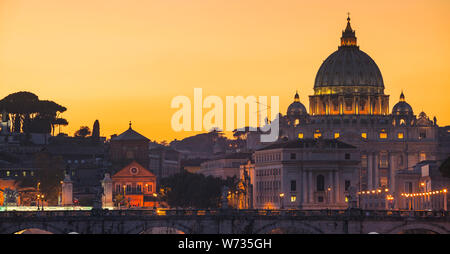 Blick auf den Petersdom und den Vatikan bei Sonnenuntergang, Rom, Latium, Italien, Europa Stockfoto