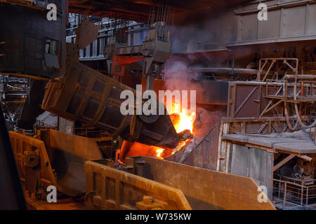 Das Schmelzen des Metalls in der Gießerei, Metallurgische Industrie. Stockfoto