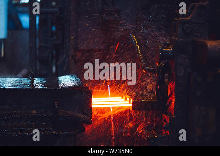 Hot Steel auf Traverse in Stahlwerk, Stockfoto