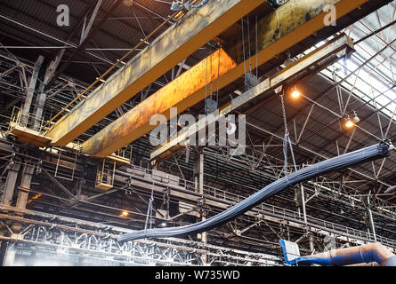 Kran Lader trägt rebar und Walzdraht in der Fabrik Stockfoto