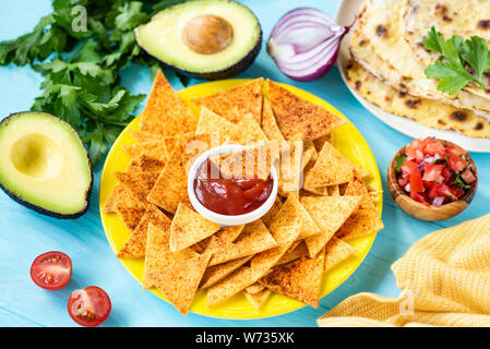 Mexikanische Tortilla Chips mit Paprika und Tomatensauce. Tex Mex Essen Stockfoto