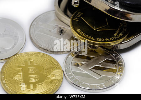 Stapel von cryptocurrenciesm Bitcoin und altcoin zusammen, weiß mit schwarzen Mappe, isoliert Stockfoto