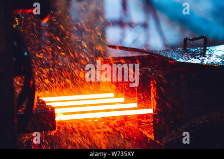 Hot Steel auf Traverse in Stahlwerk, Stockfoto