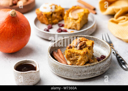 Frühstück Oat Kürbiskuchen mit Ahornsirup, Nüssen, Zimt. Gesunde Thanksgiving Day Herbst Komfort Essen Stockfoto