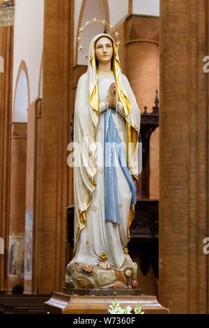 Die Statue Unserer Lieben Frau von Lourdes in der 'Santa Maria del Carmine" Kirche (Hl. Maria von Karmel) in Pavia. Stockfoto