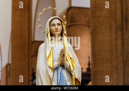 Die Statue Unserer Lieben Frau von Lourdes in der 'Santa Maria del Carmine" Kirche (Hl. Maria von Karmel) in Pavia. Stockfoto