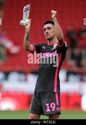 Leeds United ist Pablo Hernandez feiert mit dem Mann des Spiels Award nach der endgültigen während der Sky Bet Championship match bei Ashton Gate, Bristol Pfeife. Stockfoto