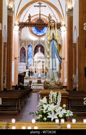 Die Statue Unserer Lieben Frau von Lourdes in der 'Santa Maria del Carmine" Kirche (Hl. Maria von Karmel) in Pavia. Stockfoto