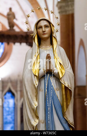 Die Statue Unserer Lieben Frau von Lourdes in der 'Santa Maria del Carmine" Kirche (Hl. Maria von Karmel) in Pavia. Stockfoto