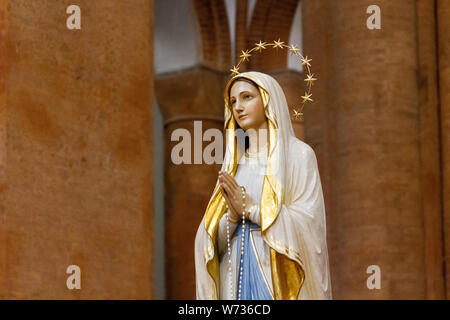 Die Statue Unserer Lieben Frau von Lourdes in der 'Santa Maria del Carmine" Kirche (Hl. Maria von Karmel) in Pavia. Stockfoto
