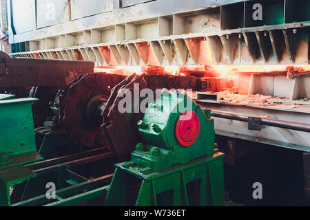 Casting, das Teil der Stahlproduktion im Stahlwerk. Stockfoto