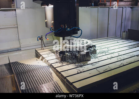 Arbeitnehmer männlichen Händen arbeiten mit CNC-Maschine im Werk mit Drehmaschinen. Stockfoto