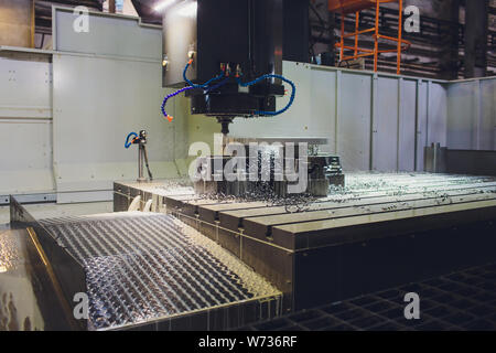 Arbeitnehmer männlichen Händen arbeiten mit CNC-Maschine im Werk mit Drehmaschinen. Stockfoto