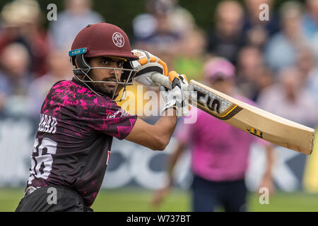 London, Großbritannien. 4. August 2019. Babar Azam ist rollte durch Mujeeb Ur Rahman als Middlesex nehmen auf Somerset in der Vitalität Blast T20 Cricket Match am Alten Deer Park, Richmond. David Rowe/Alamy leben Nachrichten Stockfoto