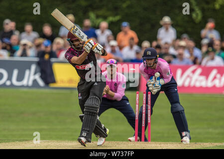 London, Großbritannien. 4. August 2019. Babar Azam ist rollte durch Mujeeb Ur Rahman als Middlesex nehmen auf Somerset in der Vitalität Blast T20 Cricket Match am Alten Deer Park, Richmond. David Rowe/Alamy leben Nachrichten Stockfoto