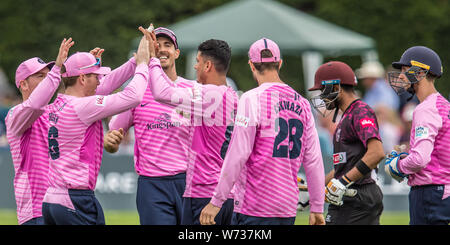 London, Großbritannien. 4. August 2019. Mujeeb Ur Rahman feiert mit Teamkollegen nach Bowling Babar Azam als Middlesex auf Somerset in der Vitalität Blast T20 Cricket Match am Alten Deer Park, Richmond. David Rowe/Alamy leben Nachrichten Stockfoto