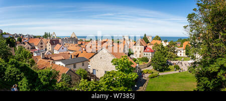 Panoramablick über Visby und seine zerstörten Kirchen in Visby, Gotland, Schweden, am 20. Juli 2019 Stockfoto