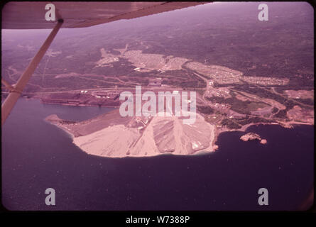 Takonit BERGEMATERIAL AUS DEM BERGBAU FIRMA WERK IN SILVER BAY SIND ENTLADEN IN LAKE SUPERIOR Stockfoto