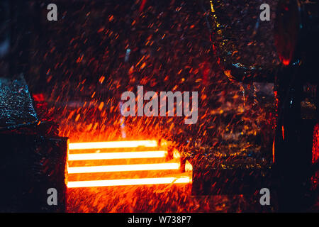 Hot Steel auf Traverse in Stahlwerk, Stockfoto