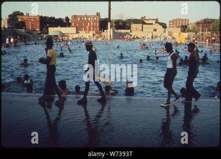 Das KOSCIUSKO ÖFFENTLICHES SCHWIMMBAD IM HERZEN DES BEDFORD - STUYVESANT STADTTEIL BROOKLYN IN NEW YORK CITY. Die Leute hier genießen, SICH AN DER INTELLIGENT POOL entfernt. Die Innere Stadt ist, die sich aus Menschen, als schöne und bedroht, da die Gebäude, in denen sie leben. Einige der besten amerikanischen ARCHITEKTUR ÜBERLEBT IM SCHLIMMSTEN VIERTEL Stockfoto