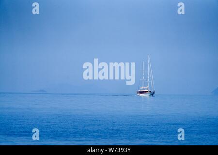 Großes Segelboot auf den blauen Ozean und unter einem blauen Himmel Stockfoto