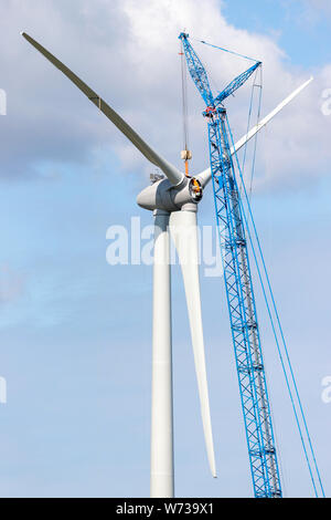 Installation einer Windkraftanlage Stockfoto