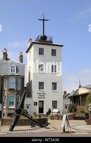 Die historische Time Ball Tower und ein Museum auf der Promenade auf Deal am Meer, an der Küste von Kent, England, Großbritannien Stockfoto