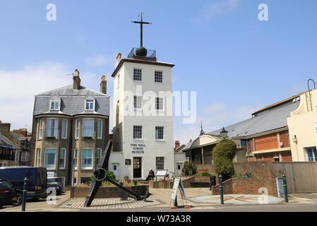 Die historische Time Ball Tower und ein Museum auf der Promenade auf Deal am Meer, an der Küste von Kent, England, Großbritannien Stockfoto