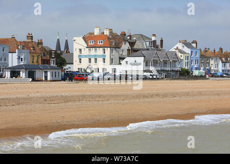 Das Royal Hotel und schöne georgianische Stadthäuser am Strand Straße an der Küste von Beschäftigen, im East Kent, Großbritannien Stockfoto