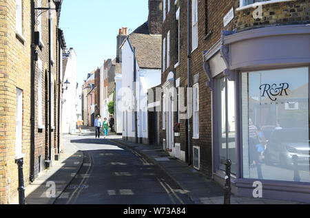 Blick auf hufschmied Straße von der Hauptstraße, Richtung Meer suchen, in der Altstadt, im Osten an der Küste von Kent, Großbritannien Stockfoto