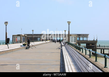 Angeln auf dem Pier und dem trendigen Angebot Pier Küche in der Stadt am Meer, im East Kent, Großbritannien Stockfoto