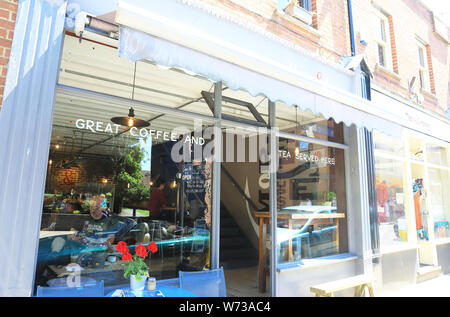 Trendigen Shops und Cafés auf Deal High Street auf der East Kent's Küste, in England, Großbritannien Stockfoto