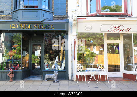 Trendigen Shops und Cafés auf Deal High Street auf der East Kent's Küste, in England, Großbritannien Stockfoto