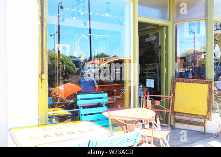 Trendigen Shops und Cafés auf Deal High Street auf der East Kent's Küste, in England, Großbritannien Stockfoto