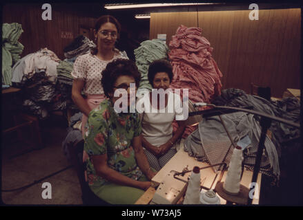 Drei Generationen der Familie von HIAWASSEE GEORGIA TAYLOR, ARBEITEN IN DER NÄHE AN DER ORBIT MANUFACTURING CO KLEIDUNG IN DER NÄHE HELEN. Die Anlage wurde im Jahr 1962 gegründet und beschäftigt 130 LEUTE AUS DER UMGEBUNG. Die TAYLORS 30 Meile runde Reise zu Helen jeden Tag machen. Der kleine Berg GEMEINSCHAFT VON ETWA 270 Bewohner angezogen hat, ZUSÄTZLICHE UNTERNEHMEN UND TOURISTEN WEGEN EINES BAYERISCHEN ALPINE THEMA FÜR DAS GESCHÄFTSVIERTEL. ORBIT BEAMTE WAREN FÜHREND IN DER RENOVIERUNG PLANEN Stockfoto