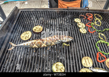 Sarajevo Streeat Food Festival 2019 werden alle August am Trg oslobođenja - Alija Izetbegovic - grillen Fisch Stockfoto