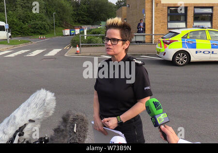 Derbyshire stellvertretender Chief Constable Rachel Swann nach einem Bewohner in Kapelle-en-le-Frith High School. Swann Bewohnern erklärte, dass die Menschen sich weigern die Derbyshire Stadt Whaley Bridge, wo es wird befürchtet eine beschädigte Damm könnte platzen zu lassen, sind gewarnt worden sind, ihr eigenes Leben und das der Notfalldienste in Gefahr. Stockfoto