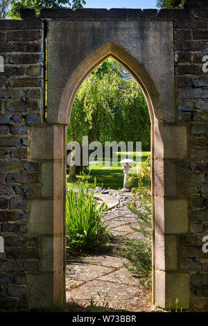 Gotische steinernen Torbogen in Englischer Garten, England Stockfoto