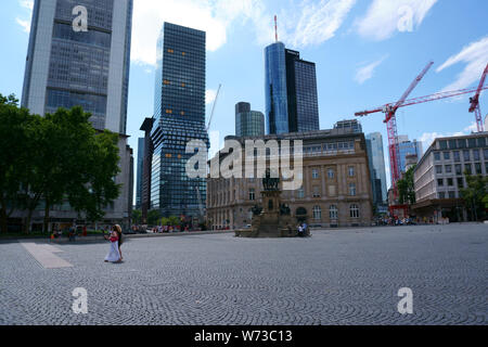 Frankfurt, Deutschland - Juli 06, 2019: Der rossmarkt mit Fußgängern und Passanten an der Johannes-Gutenberg-Denkmal mit Springbrunnen am Juli 06, 2019 in Stockfoto