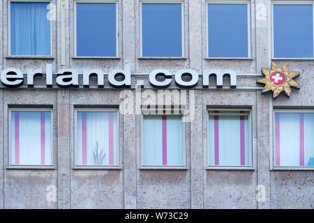 Frankfurt, Deutschland - Juli 06, 2019: Das Logo der Schweizer Fremdenverkehrsbüro myswitzerland.com an einem Bürogebäude am 06 Juli 2019 in Frankfurt am Main. Stockfoto