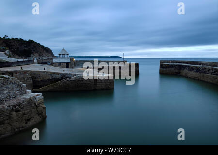 Hafeneinfahrt und äußeren Hafen von Fischerdorf Charlestown Cornwall England bei Dämmerung Stockfoto