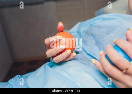 Nahaufnahme der Hand Patienten tun Übung mit gummi ball oder ein Stress Ball oder kleine Herz für lockern die Muskulatur und die Durchblutung besser Stockfoto