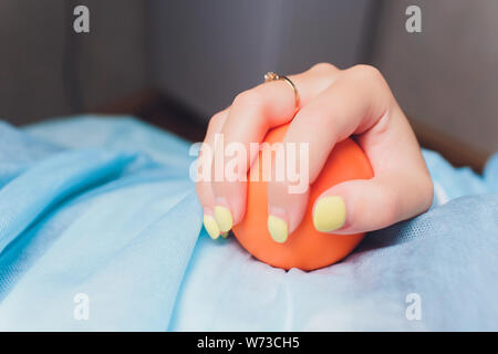 Nahaufnahme der Hand Patienten tun Übung mit gummi ball oder ein Stress Ball oder kleine Herz für lockern die Muskulatur und die Durchblutung besser Stockfoto