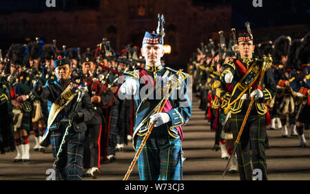 Die 2019 Royal Edinburgh Military Tattoo, auf der Esplanade in Edinburgh Schloss durchgeführt. Die angesammelten Rohre und Trommeln Stockfoto