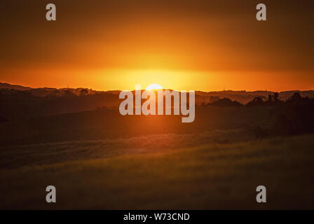 Campo Magro, Parana, Brasilien - August 08, 2019: Sonnenuntergang in der Metropolregion von Curitiba, Paraná, Brasilien. Stockfoto