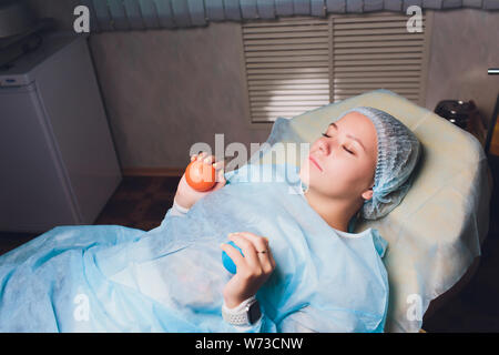 Nahaufnahme der Hand Patienten tun Übung mit gummi ball oder ein Stress Ball oder kleine Herz für lockern die Muskulatur und die Durchblutung besser Stockfoto