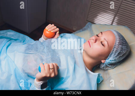 Nahaufnahme der Hand Patienten tun Übung mit gummi ball oder ein Stress Ball oder kleine Herz für lockern die Muskulatur und die Durchblutung besser Stockfoto
