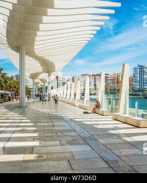 Schöne Galerie in Malaga Hafen an einem sonnigen Sommertag, Spanien. Juli -05-2019 Stockfoto