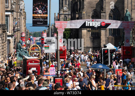 Edinburgh, Schottland, Großbritannien. 4. August 2019. Am ersten Wochenende des Edinburgh Fringe Festival gutes Wetter brachte Tausende von Touristen zu genießen Stockfoto