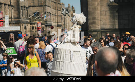 Edinburgh, Schottland, Großbritannien. 3. August 2019. Am ersten Wochenende des Edinburgh Fringe Festival gutes Wetter brachte Tausende von Touristen zu genießen Stockfoto